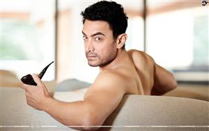 Aamir Khan looks hot while holding a tobacco pipe